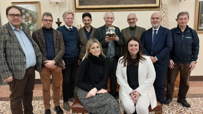 Al cardinale Matteo Maria Zuppi la statuina del Presepe 2024 di Confartigianato